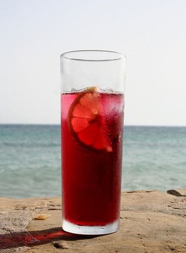 image for Sumérgete en el Placer: La Esencia Refrescante de la Playa en un Sorbo